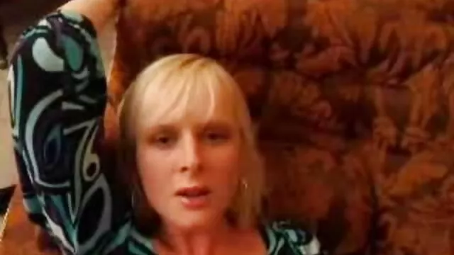 Mature blonde fucks great in a variety sexe avec un nain of positions on the couch
