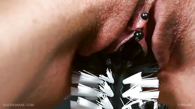 A young nymphet with big sexe avec des nains tits substitutes both pussy and ass