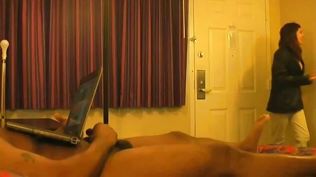 A young bitch sucks boyfriend's dick and porno avec un nain eagerly fucks with him in bed