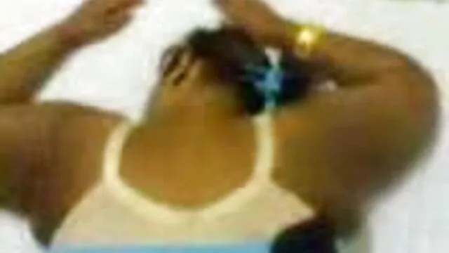 Asian Porn Model sexe des nains Masturbates By The Pool