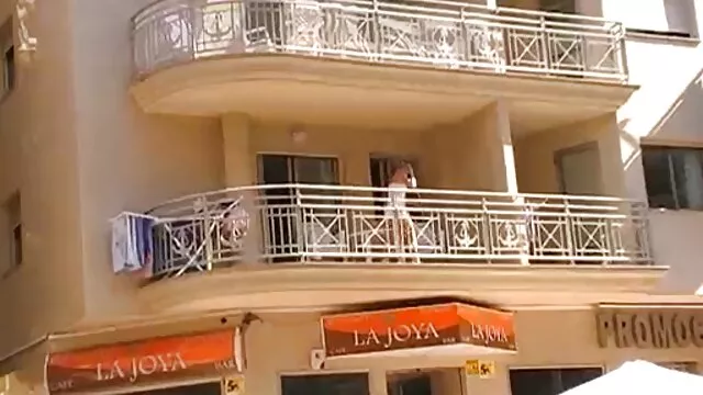 Two young blondes sexe avec un nain realize their anal fantasies with a guy
