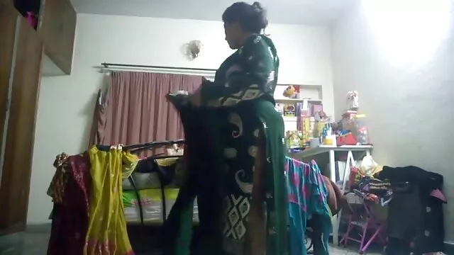 Beautiful Indian mature strip porno des nains dance and show off luxurious cunt