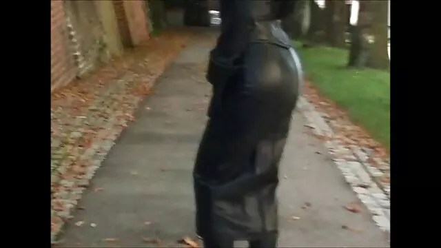 Blonde gets squeezed from behind in a squelching and dripping porn de nain cunt