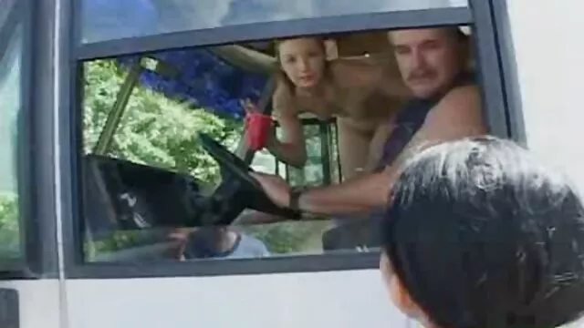 Porn star likes to fuck in front porno avec un nain of the mirror