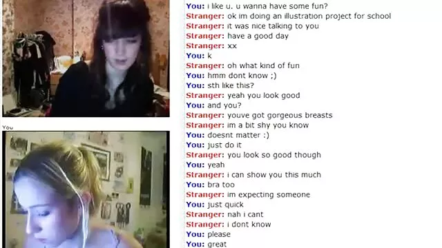 Homemade girl puts sexe avec naine on a sex toy show on webcam