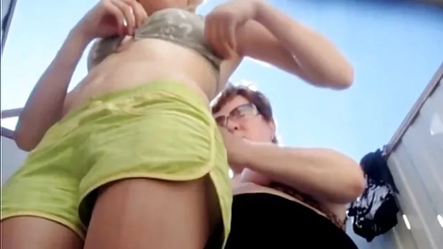 A man delivers a sea of porno de nain ​​buzz to his partner