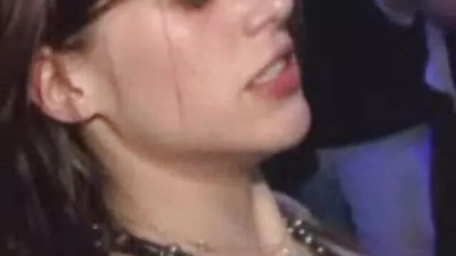 Young Latina cums by masturbating herself and caressing the dick with her feet getting cum on film porno avec nain her fingers