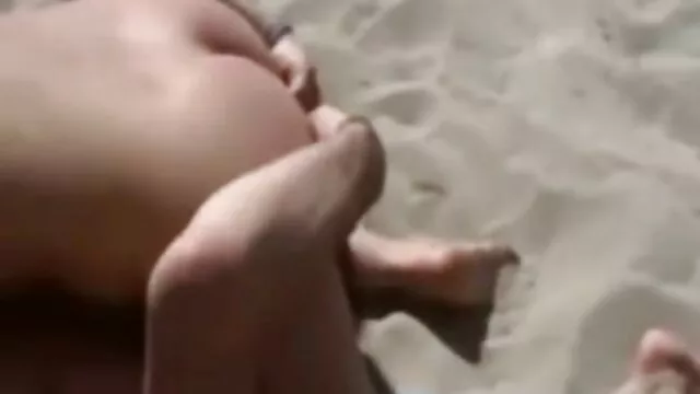 Young beauty loves porno avec les nains to have fun with her pussy